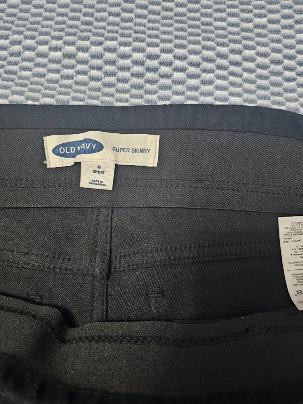 Old Navy Black Super Skinny Pull-On Pants Comfort Elastic Waist - Size 6 Short - Picture 4 of 7